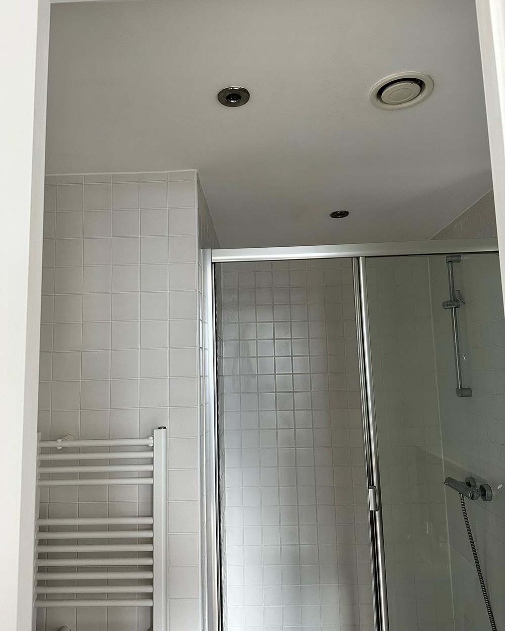 bathroom ceiling painted white